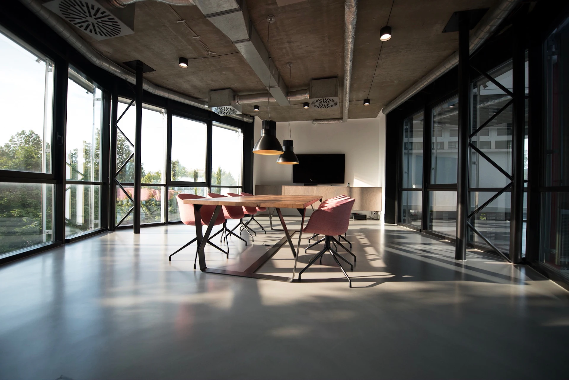 Showroom de mobiliario de diseño con sofás y mesas de comedor